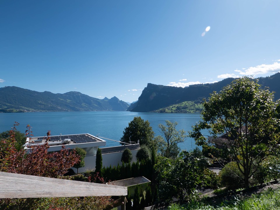 Professionell fotografierter heller Wohnraum